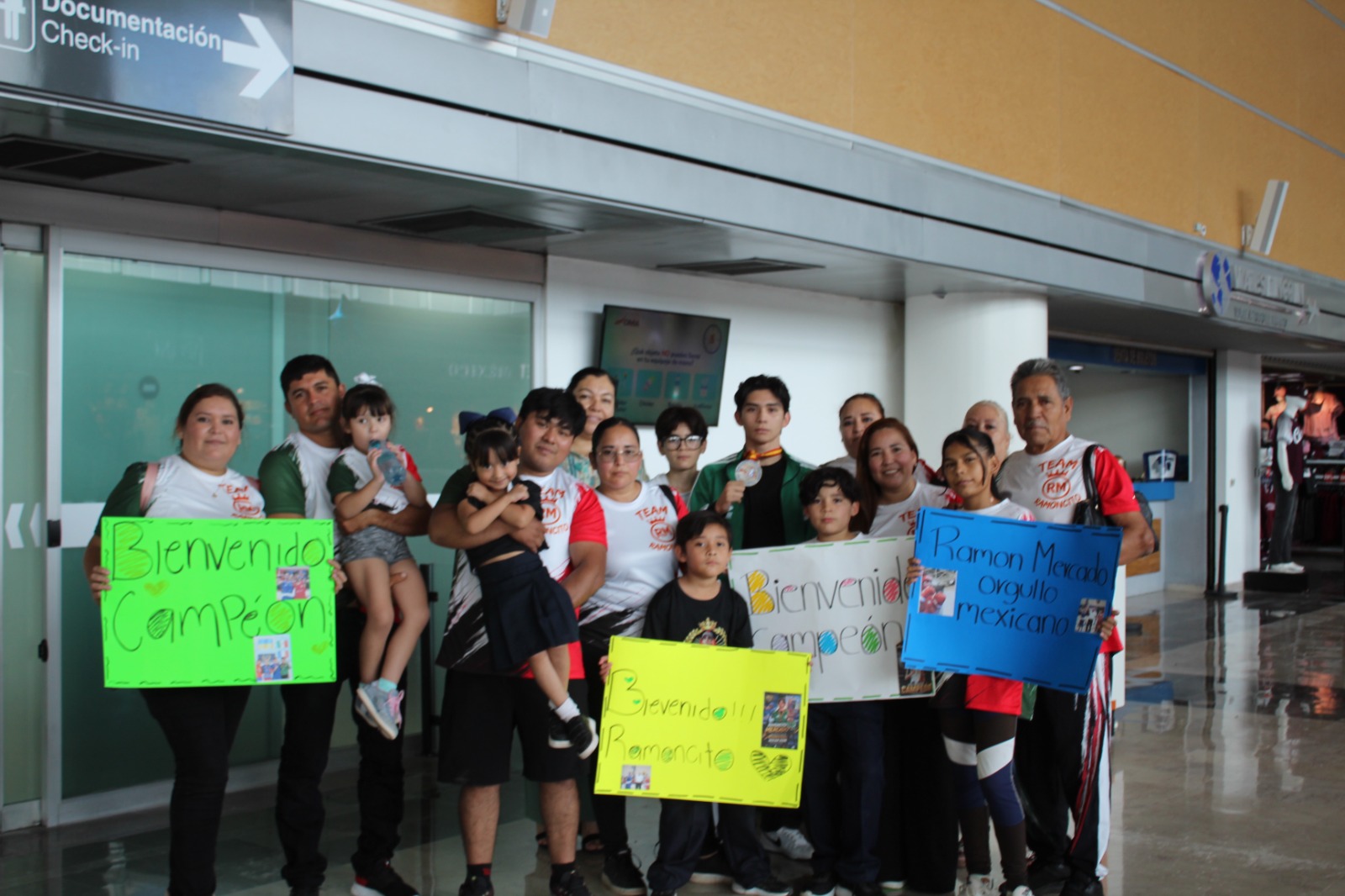 Le dan la bienvenida al boxeador Ramón Mercado en el Aeropuerto de Culiacán