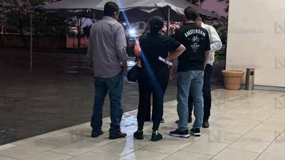 Quedan libres los padres acusados de amenazas en colegio de Culiacán, Sinaloa; revelan que compraron corona de muertos con la tarjeta que pagaron colegiatura