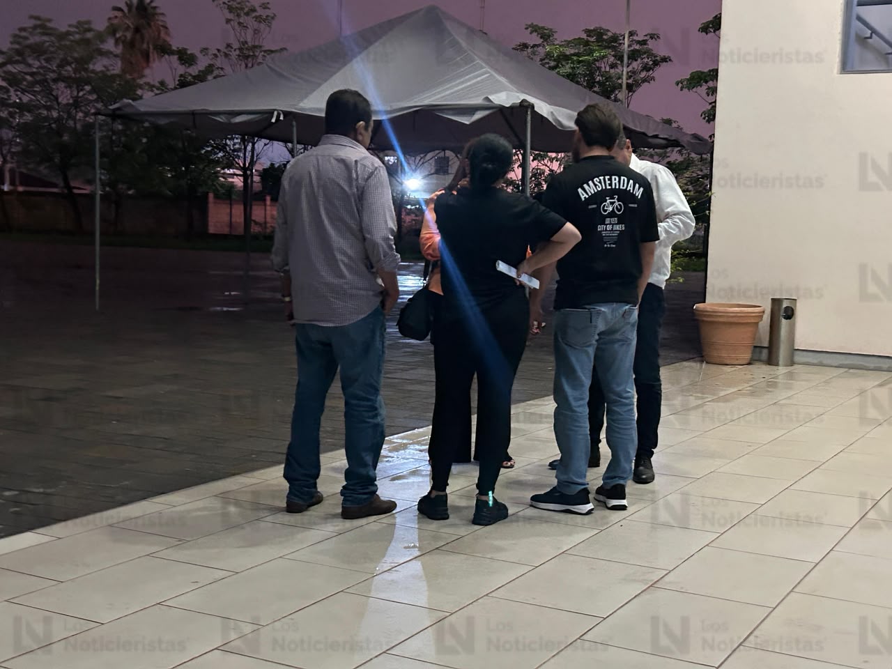 Vinculan a proceso a padres de familia que dejaron corona fúnebre en colegio de Culiacán