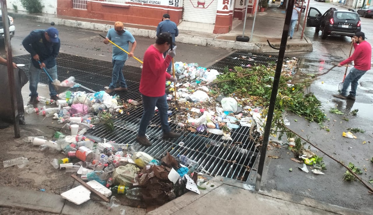 Personal del Ayuntamiento limpia rejillas pluviales tras lluvias en Culiacán