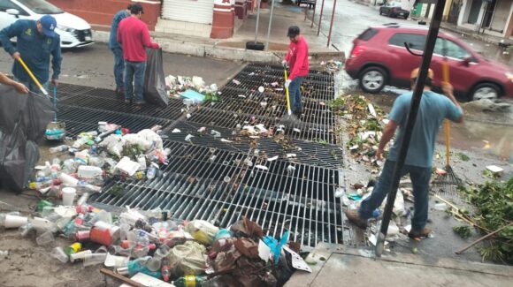 Tras lluvias, retiran 900 kilos de basura en rejillas de Culiacán, Sinaloa