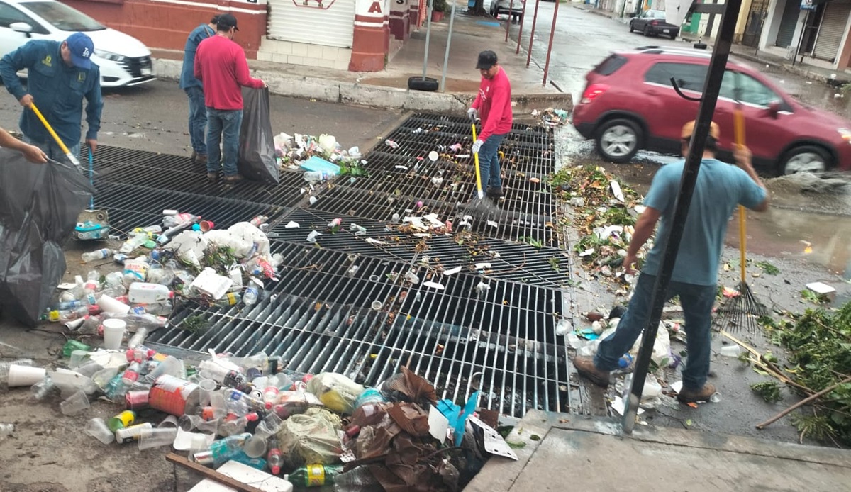 Personal del Ayuntamiento limpia rejillas pluviales tras lluvias en Culiacán