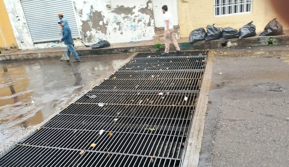 Personal del Ayuntamiento limpia rejillas pluviales tras lluvias en Culiacán
