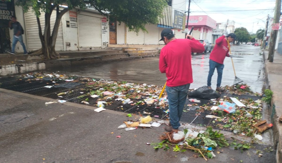 Personal del Ayuntamiento limpia rejillas pluviales tras lluvias en Culiacán