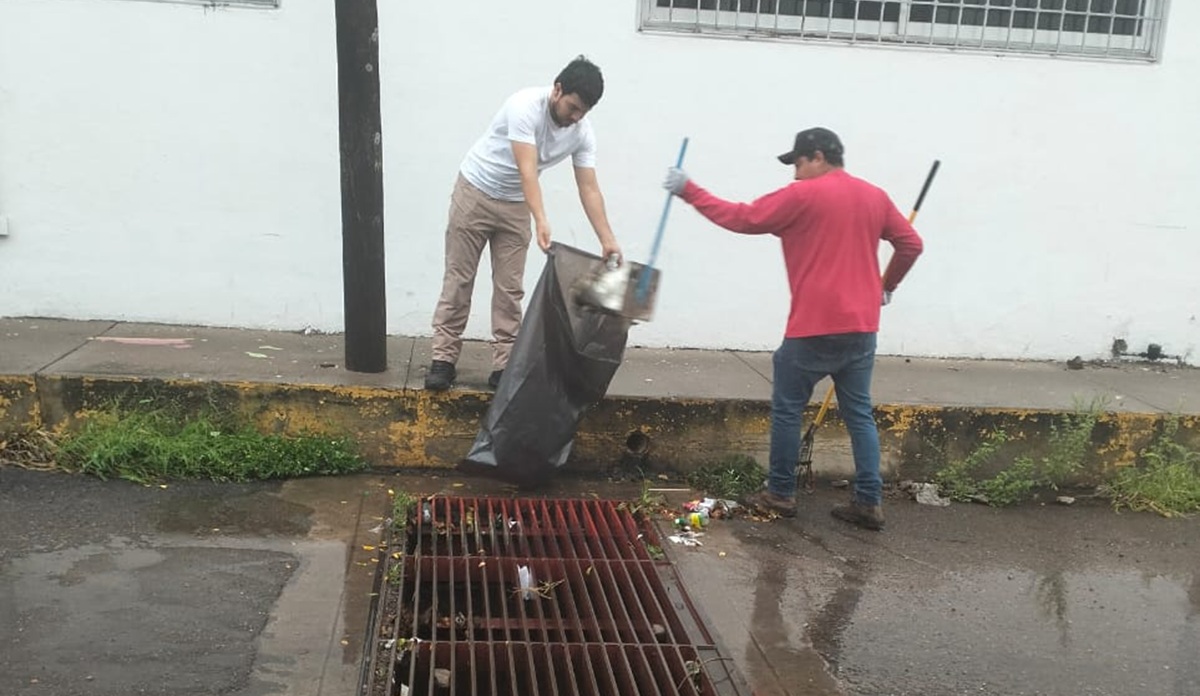 Personal del Ayuntamiento limpia rejillas pluviales tras lluvias en Culiacán