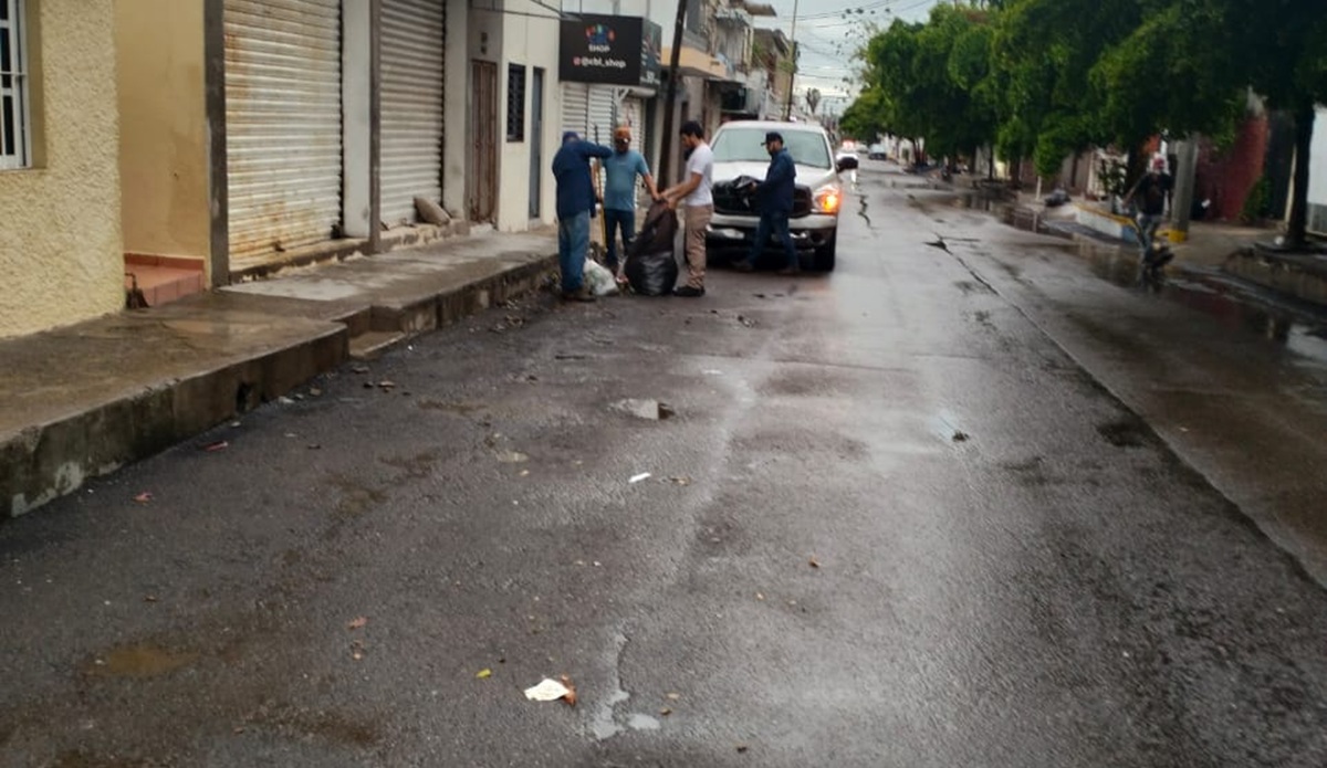 Personal del Ayuntamiento limpia rejillas pluviales tras lluvias en Culiacán