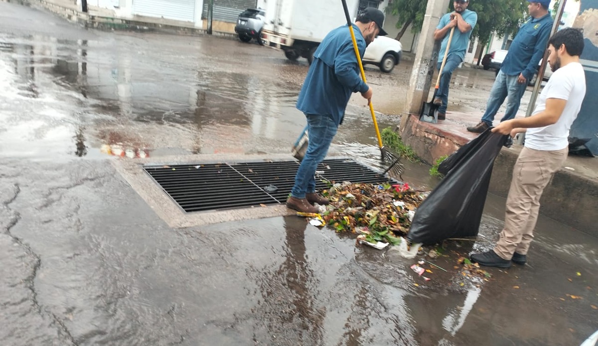 Personal del Ayuntamiento limpia rejillas pluviales tras lluvias en Culiacán