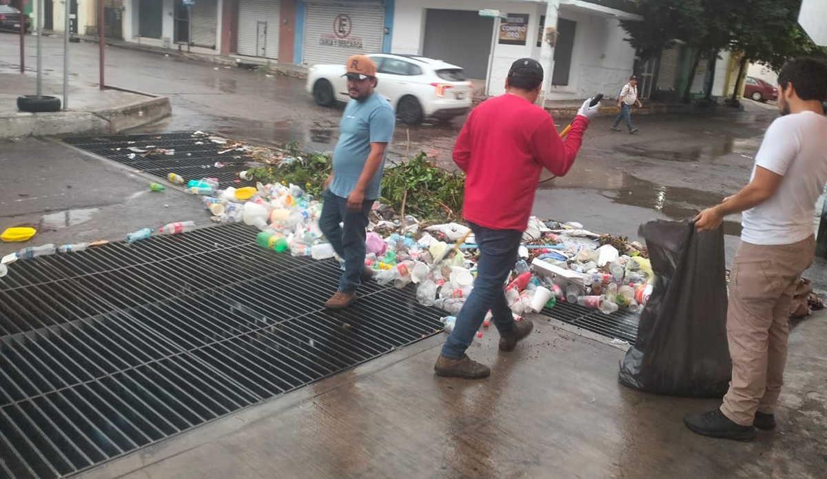Personal del Ayuntamiento limpia rejillas pluviales tras lluvias en Culiacán