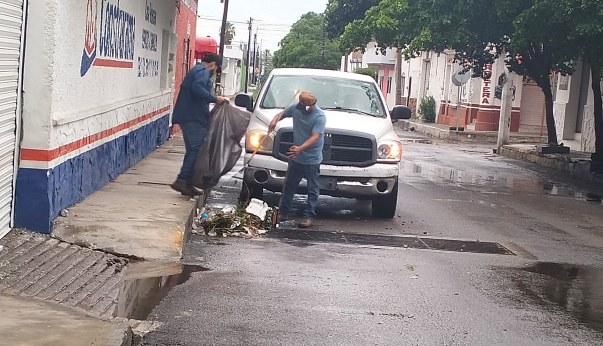 Personal del Ayuntamiento limpia rejillas pluviales tras lluvias en Culiacán