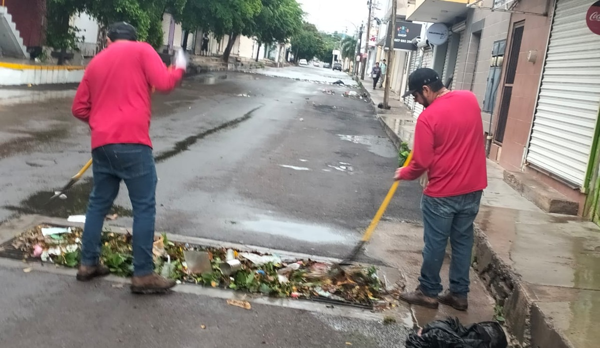 Personal del Ayuntamiento limpia rejillas pluviales tras lluvias en Culiacán