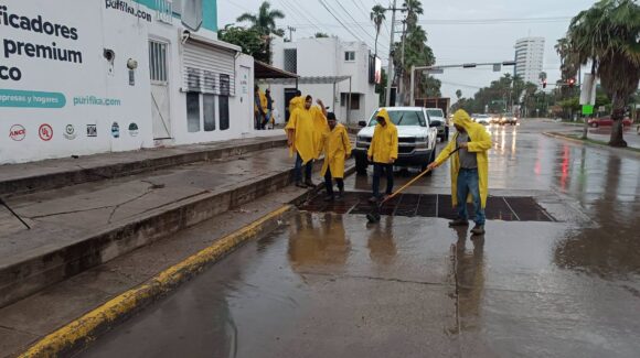 Lluvia sobre Los Mochis ‘brotó’ media tonelada de basura en bocas de tormenta; personal de aseo le entró a la limpieza