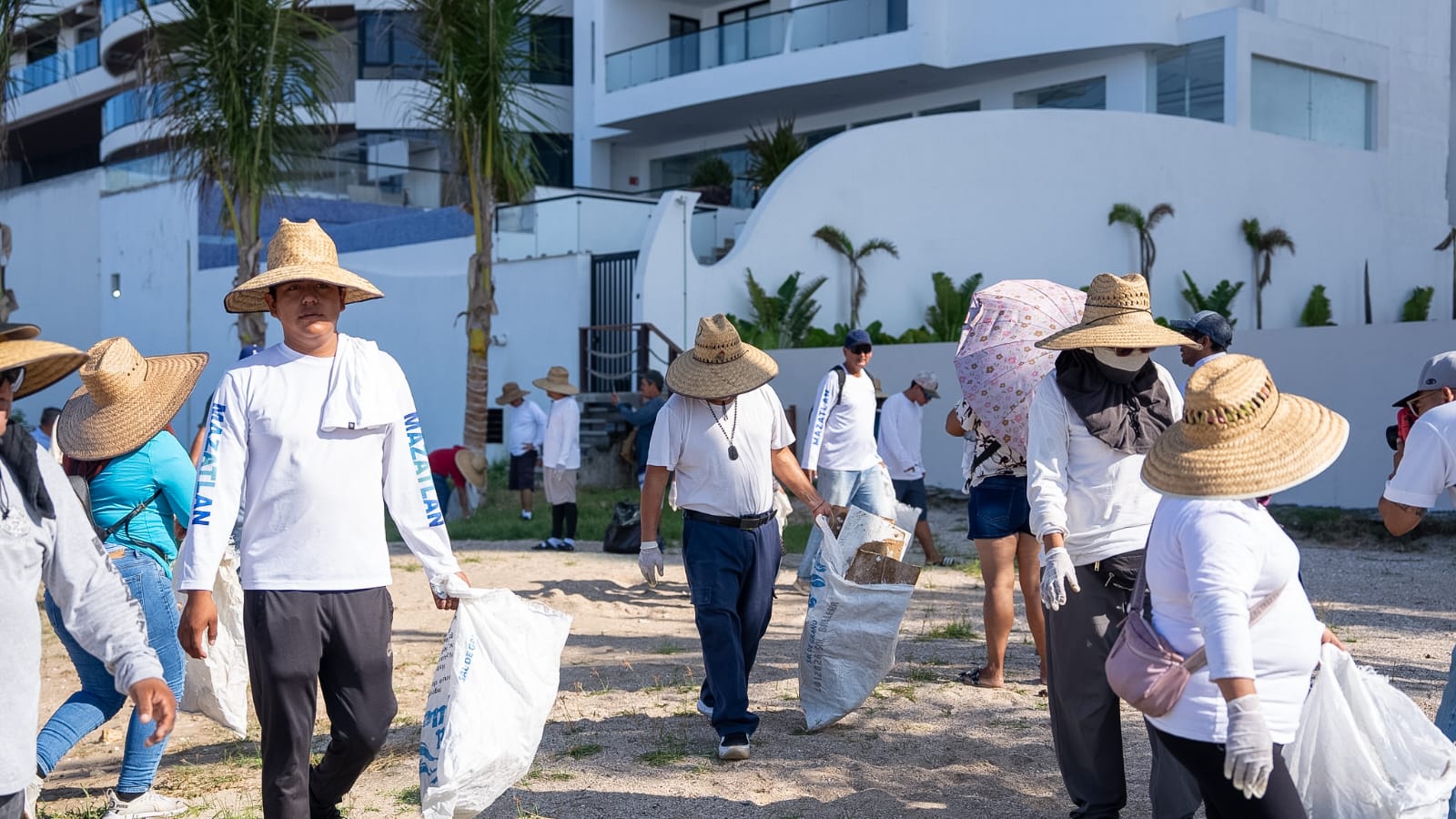 Limpieza en Playa Brujas, Mazatlán