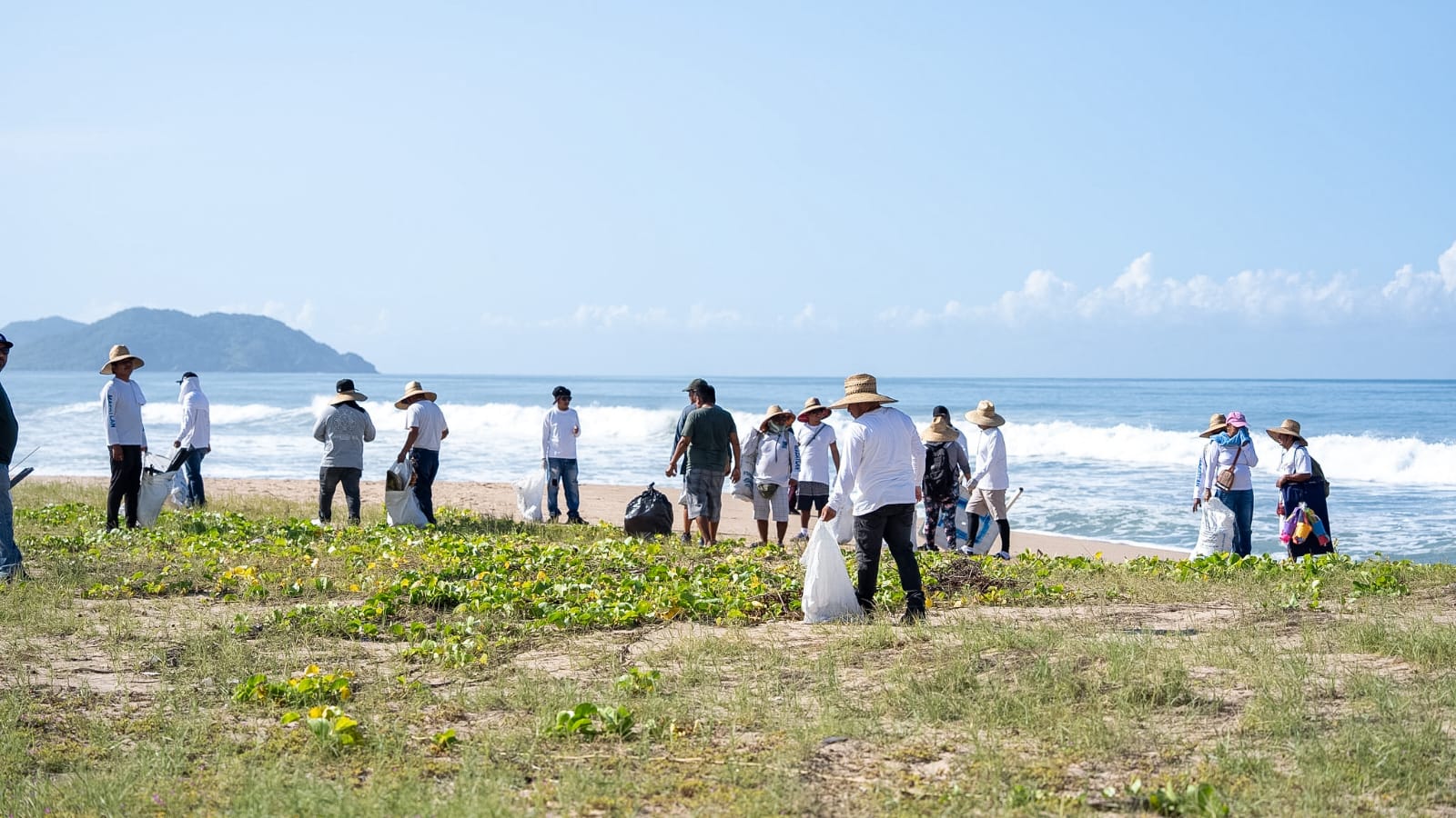 Limpieza en Playa Brujas, Mazatlán