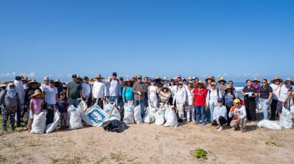 Sectur Sinaloa y la Semarnat suman esfuerzos y activan jornada de limpieza en Playa Brujas, en Mazatlán, Sinaloa