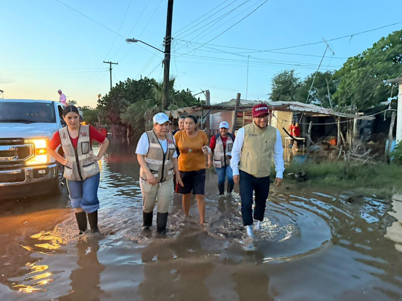 Llevan apoyos a familias afectadas por marea en Navolato
