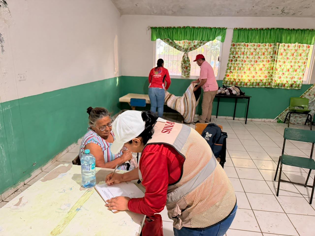 Llevan apoyos a familias afectadas por marea en Navolato