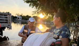 Atienden a 150 familias afectadas por crecida de la marea en Navolato, Sinaloa