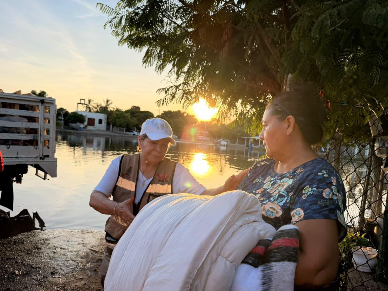 Llevan apoyos a familias afectadas por marea en Navolato