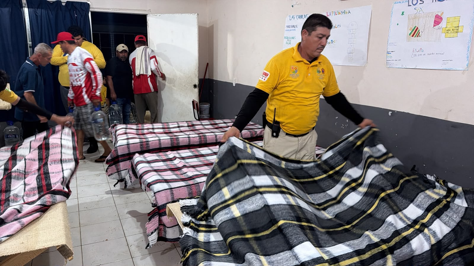 Llevan apoyos a familias afectadas por marea en Navolato