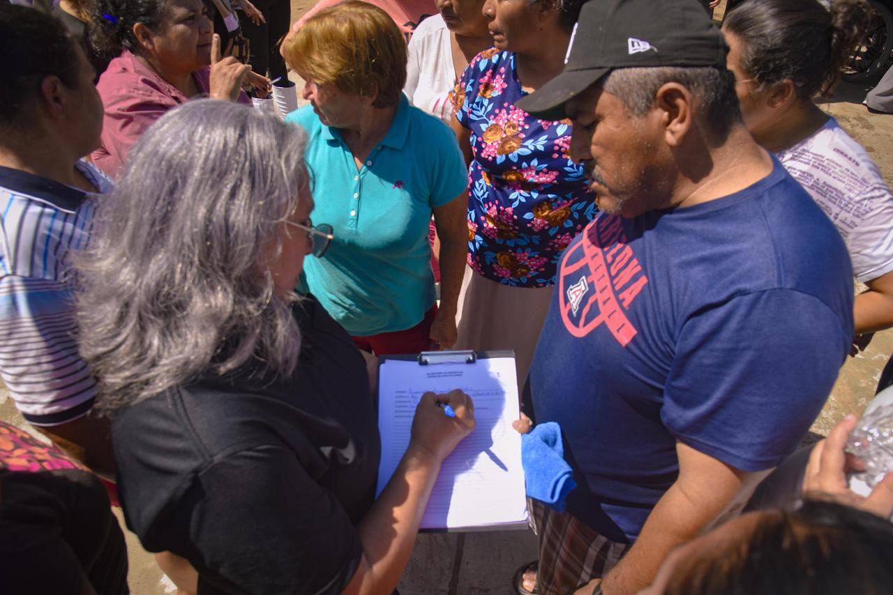 Llevan apoyos a familias de El Colorado, Ahome, afectadas por crecida del mar
