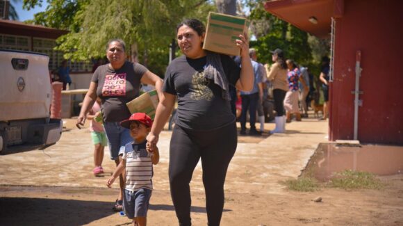 Gobiernos coordinan atención a familias de El Colorado, Ahome, tras ingreso del mar a viviendas