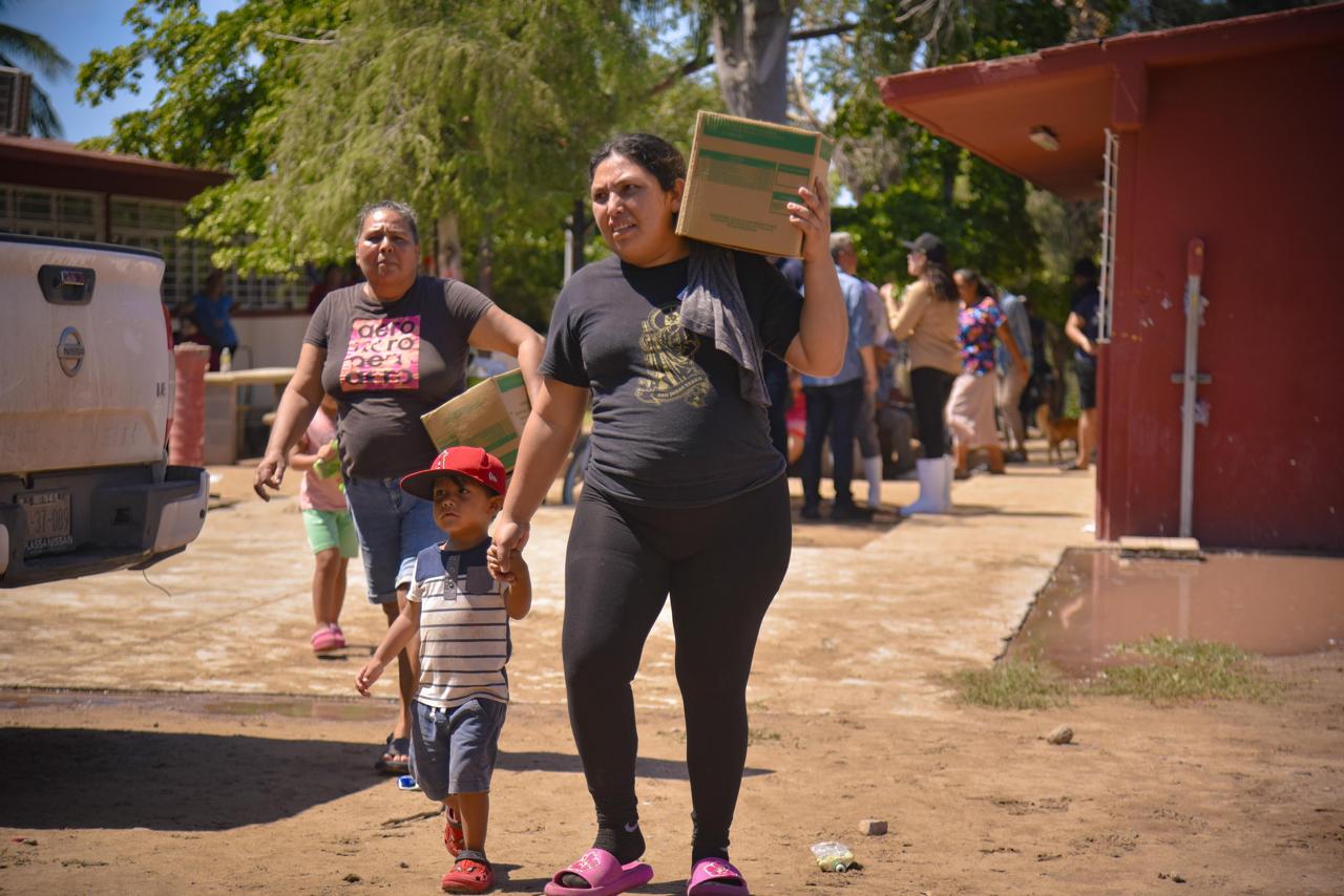 Llevan apoyos a familias de El Colorado, Ahome, afectadas por crecida del mar