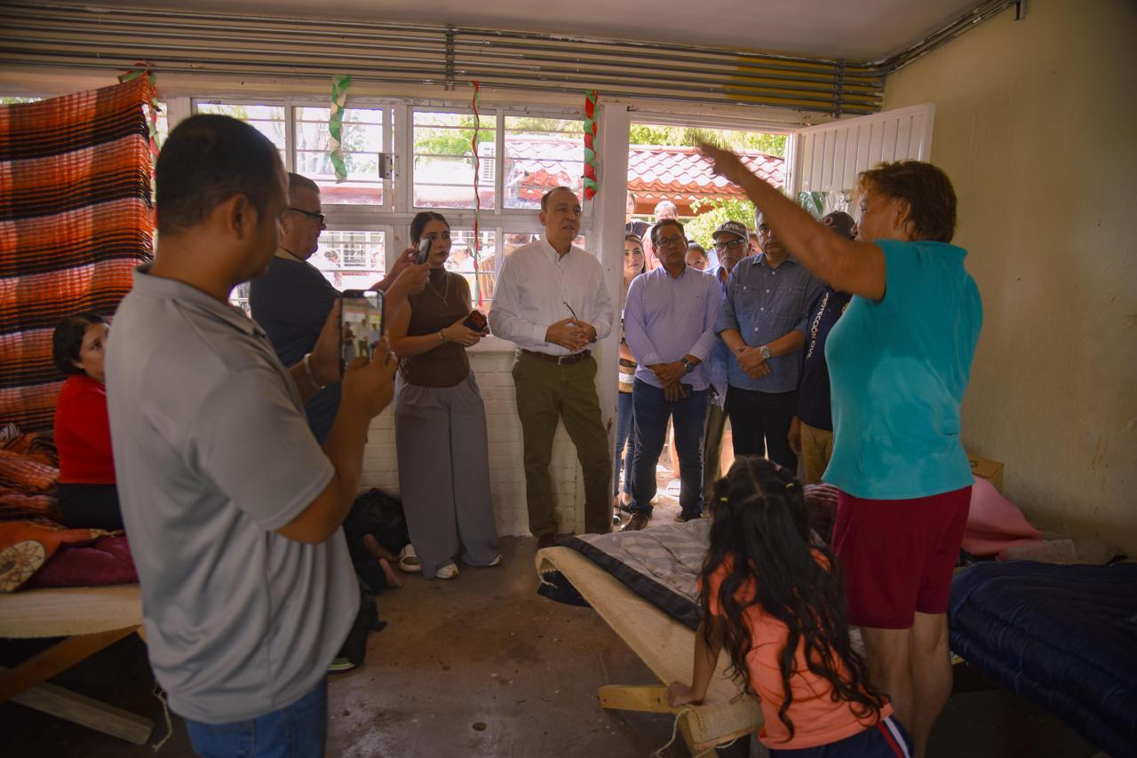 Llevan apoyos a familias de El Colorado, Ahome, afectadas por crecida del mar