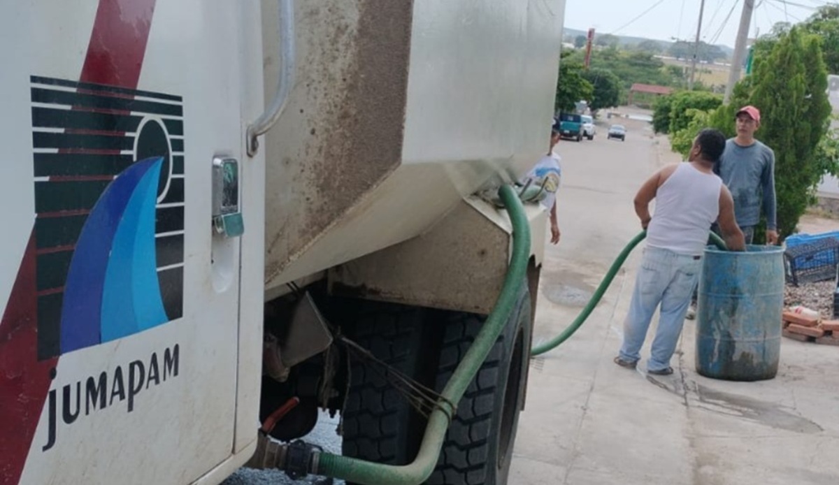 Llevan pipas con agua potable a El Roble, en Mazatlán