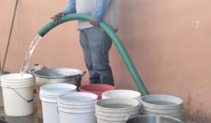 ¡Sin agua por falla en el pozo! Jumapam lleva pipas a El Roble, Mazatlán, Sinaloa y prepara nuevo equipo