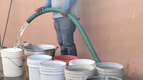 ¡Sin agua por falla en el pozo! Jumapam lleva pipas a El Roble, Mazatlán, Sinaloa y prepara nuevo equipo