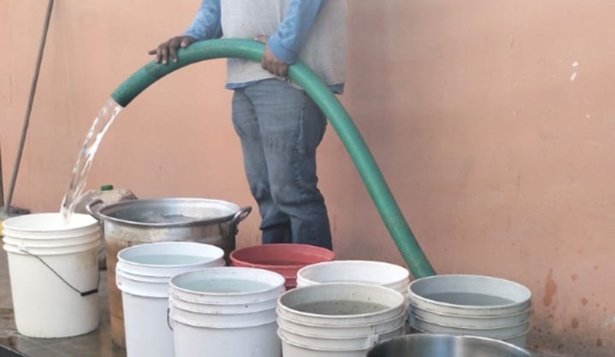Llevan pipas con agua potable a El Roble, en Mazatlán