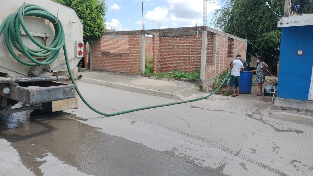 Llevan pipas con agua potable a El Roble, en Mazatlán