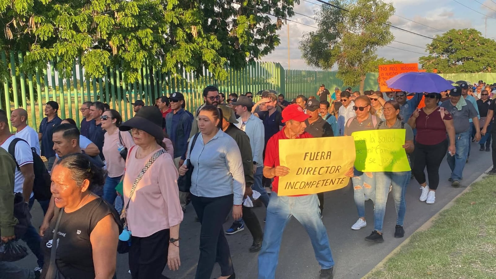 Sindicalizados llevan protesta a calles de Mazatlán por falta de atención en el Hospitalito