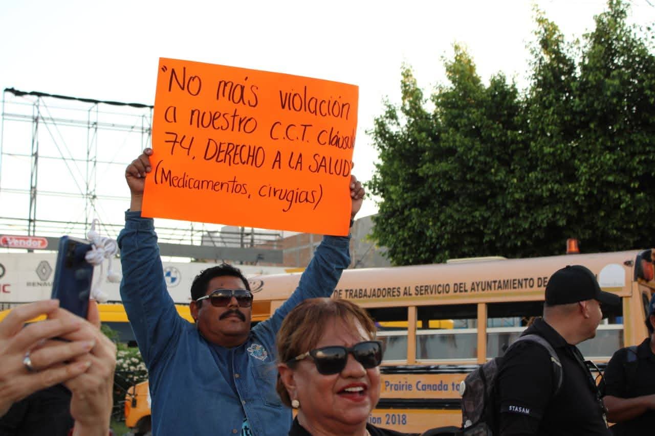 Sindicalizados llevan protesta a calles de Mazatlán por falta de atención en el Hospitalito