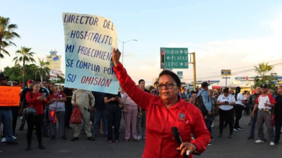 ¡Continúa la protesta! Derechohabientes del “Hospitalito” de Mazatlán, Sinaloa, bloquean avenida Ejército Mexicano; exigen mejoras