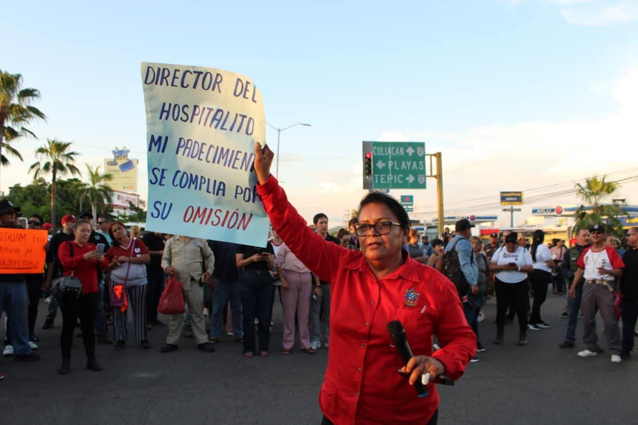 Sindicalizados llevan protesta a calles de Mazatlán por falta de atención en el Hospitalito