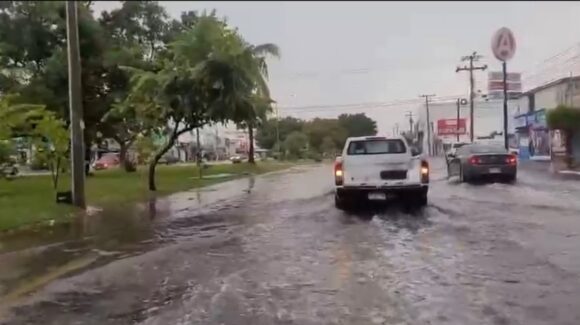 Lluvia intensa de este jueves 10 de septiembre deja apagones en Mazatlán, Sinaloa, y 12 colonias sin energía eléctrica