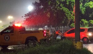 Peligrosa lluvia azota Culiacán, Sinaloa; hay calles inundadas y vehículos arrastrados por el agua