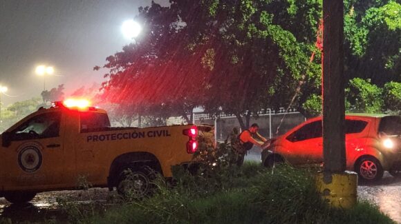 Peligrosa lluvia azota Culiacán, Sinaloa; hay calles inundadas y vehículos arrastrados por el agua