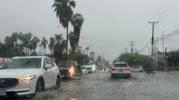 Cae llovidón en Los Mochis; PC advierte precipitaciones moderadas a fuertes, actividad eléctrica, rachas de viento y posibles encharcamientos