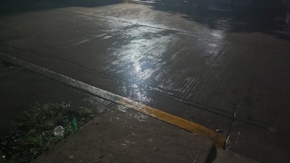 ¡Se deja venir el aguacero! Lluvias fuertes alcanzan al sur de Sinaloa; familias cruzan los dedos para que no se vaya la luz