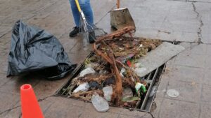 lluvias dejan toneladas de basura en rejillas pluviales de culiacan sin