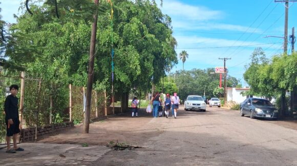 Lluvias obligan a cambiar de sede el lunes cívico del Cobaes 71 en León Fonseca, Guasave