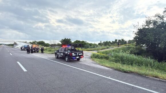 Localizan a hombre ejecutado a balazos y con un mensaje junto a la autopista Mazatlán-Culiacán en El Recreo, Sinaloa