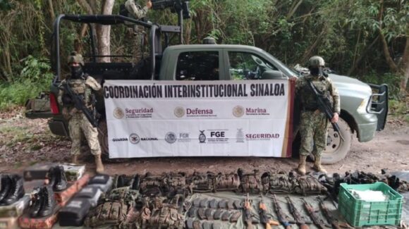 Localizan arsenal, dos vehículos y 20 artefactos explosivos durante operativo del Ejército en Escuinapa, Sinaloa