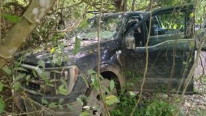 localizan arsenal dos vehiculos y 20 artefactos explosivos en escuinapa camioneta