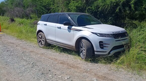 Hallan a hombre sin vida dentro de una Range Rover robada, en Jahuara 2, El Fuerte, Sinaloa