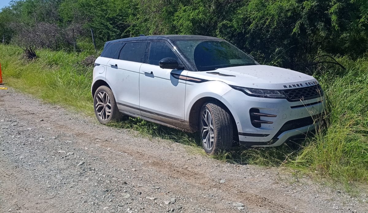 Hallan cuerpo adentro de camioneta con reporte de robo en Jahuara 2, en El Fuerte