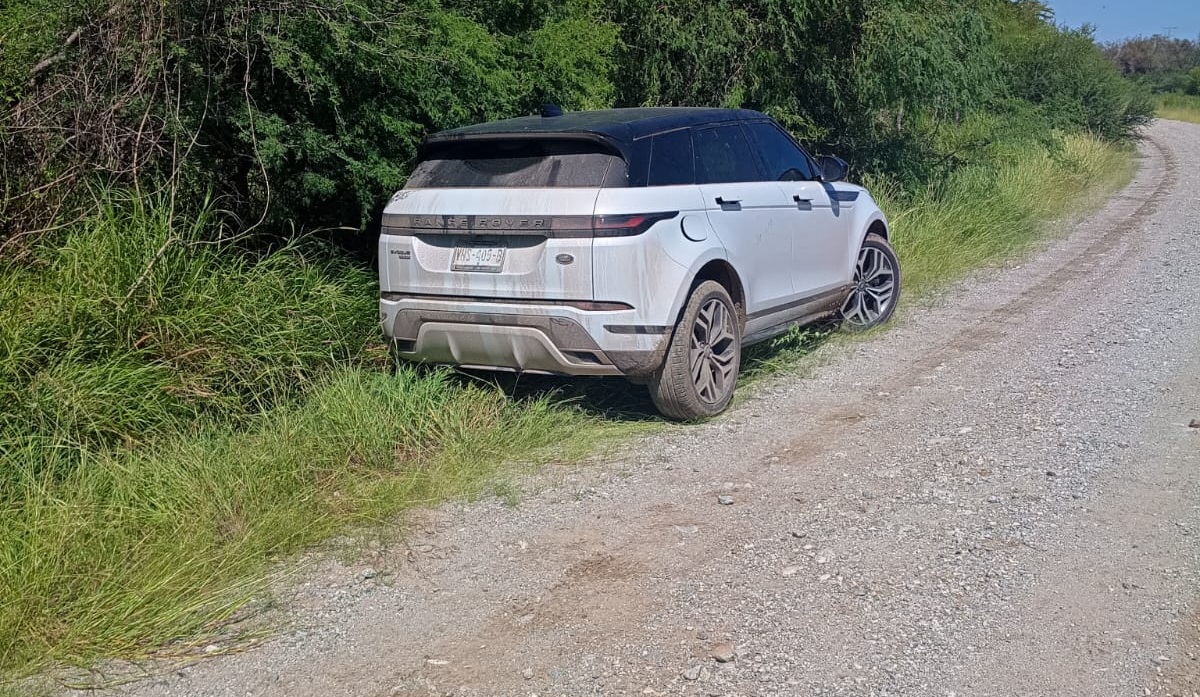 Hallan cuerpo adentro de camioneta con reporte de robo en Jahuara 2, en El Fuerte