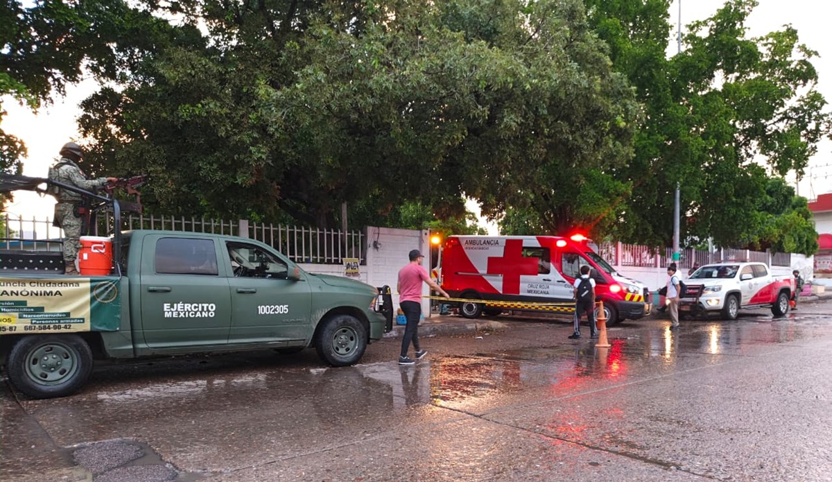 Madre de familia fallece electrocutada en primaria de la 10 de Mayo, en Culiacán